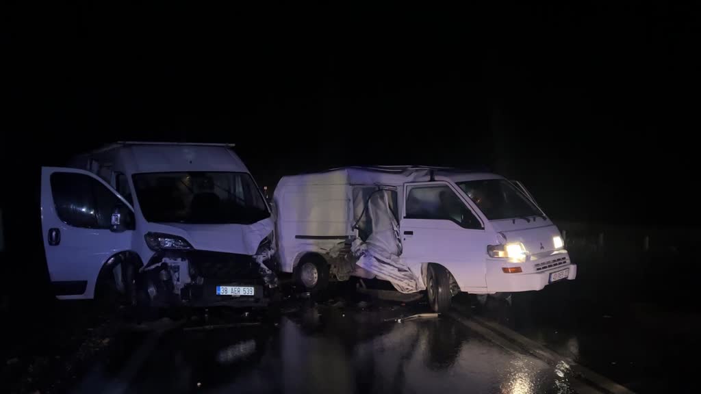 Antalya Seydişehir yolunda  ağaca çarpan minibüsteki 6 turist yaralandı