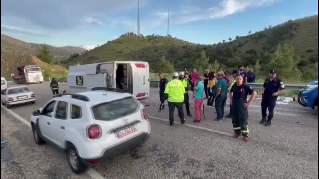 ANTALYA - Tur midibüsü devrildi, 1 kişi öldü, 19 kişi yaralandı