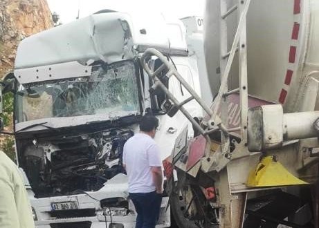 ANTALYA  YOLUNDA KONYA PLAKALI KAMYON İLE TIR ÇARPIŞTI