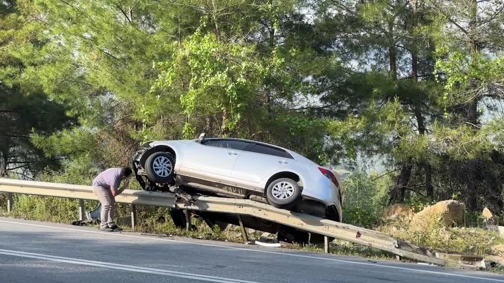 Antalya  yolunda otomobil otoyoldaki bariyerlere çarptı, 2 kişi yaralandı