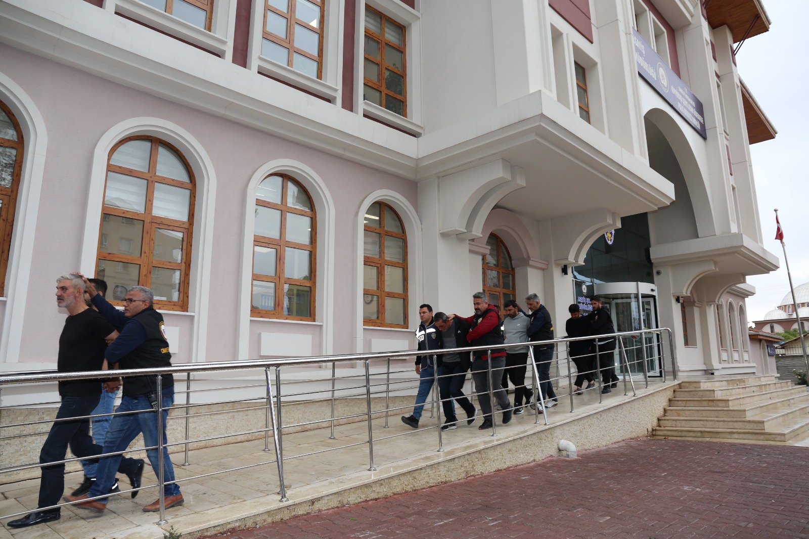 ARKADAŞINI ÖLDÜREN KATİL ZANLISI KAÇARKEN POLİSE YAKALANDI