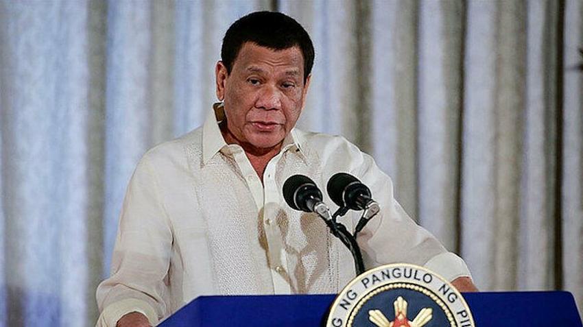 Aşı olmak istemeyen kişileri hapse attıracağını söyledi.