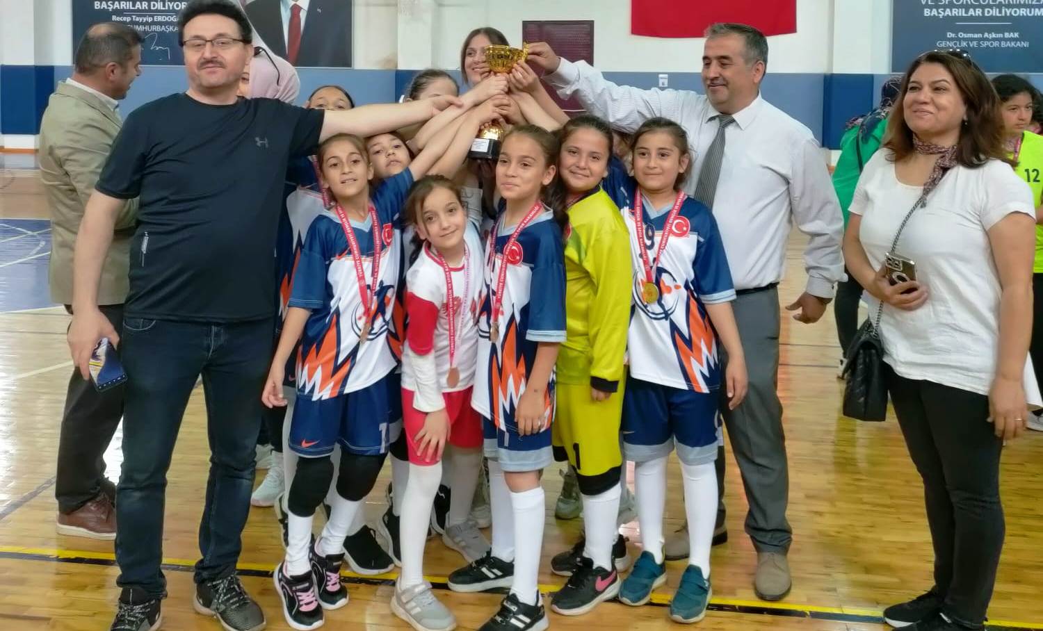 ATATÜRK İLKOKULU KIZ HENTBOL TAKIMIMIZ FİNALDE GALİP GELEREK İL BİRİNCİSİ OLDU