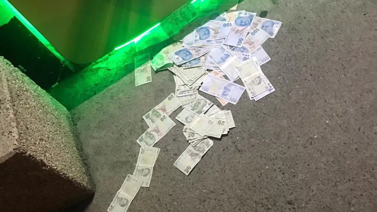ATM önünde paralar sokağa saçıldı!