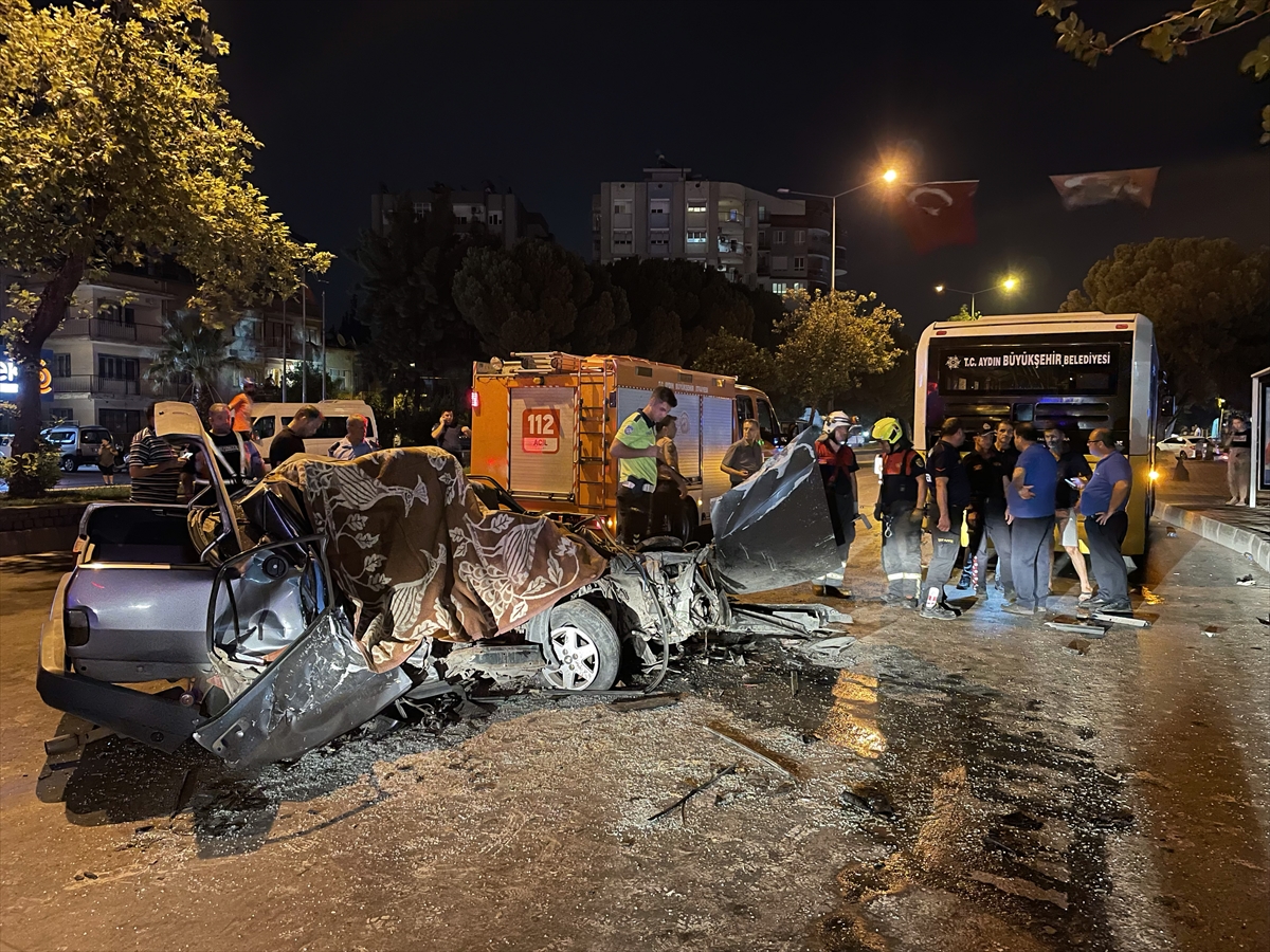 Aydın'da Otobüse çarpan otomobil bu hale geldi: 1 ölü, 3 yaralı