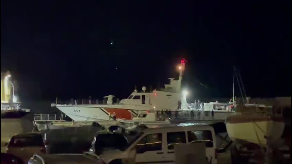 AYDIN - Kuşadası açıklarında "dur" ihtarına uymayan lastik bottan düşen 3 düzensiz göçmen öldü