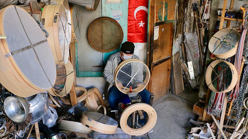 Baba mesleği elekçiliği ağabey-kardeş sürdürüyorlar