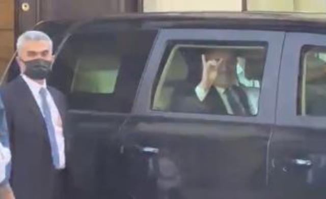 Bakan Çavuşoğlu, Uruguay'da Türkiye aleyhine slogan atan Ermeni protestoculara "Bozkurt" işareti ile yanıt verdi