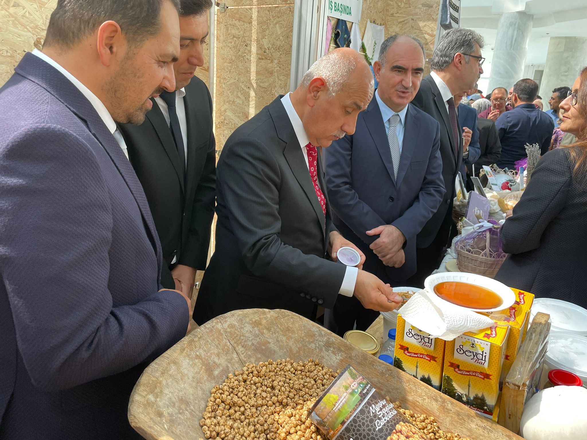 BAKAN KİRİŞCİ, KONYA’DA "GENÇLER TARIM İLE BULUŞUYOR" PROGRAMINDA İLÇE  STANDLARINDA