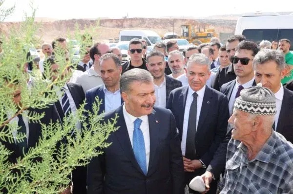 Bakan Koca ev yaptırmak istedi! Yaşlı amcanın cevabı duygulandırdı