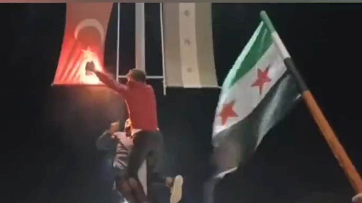 Bakan Soylu duyurdu! Azez'de Türk bayrağı yakan 2 kişi yakalandı