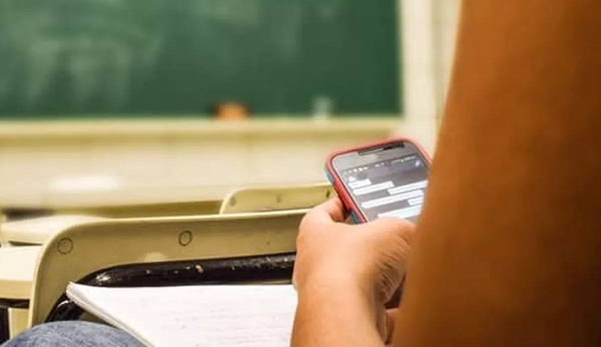 Bakan Tekin talimat verdi: Okulda cep telefonu yasağı geliyor