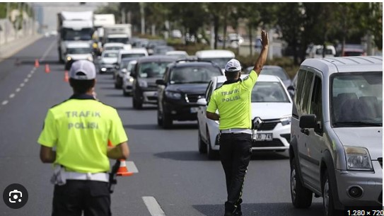 Bakan Yerlikaya "Yollar bizleri sevdiklerimize kavuşturmak için vardır, ayırmak için değil" diyerek uyarılarda bulundu