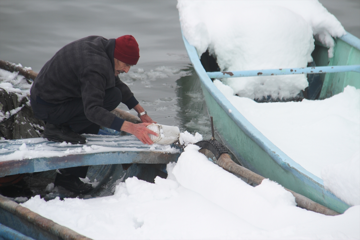 Balıkçılar soğuk hava nedeniyle Beyşehir Gölü'nde avlanmaya ara verdi