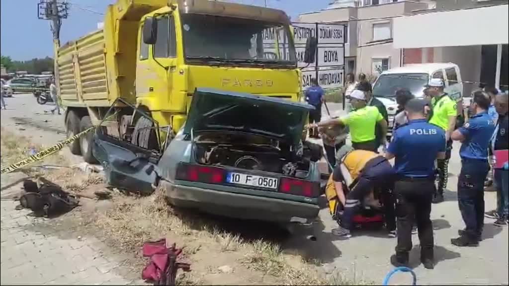 BALIKESİR - Sürücüsü köpeğe vurmamak için manevra yapan otomobilin kamyona çarptığı kazada 3 kişi öldü