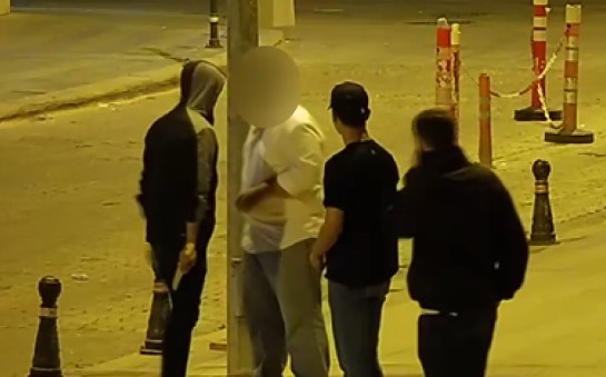 BANKAMATİKTEN PARA ÇEKEN KİŞİNİN GASP EDİLME ANI GÜVENLİK KAMERALARINA YANSIDI, POLİS ŞÜPHELİLERİ KISA SÜREDE YAKALADI