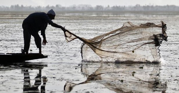 Baraj sularına serpme ağ atan kaçak avcılara ceza