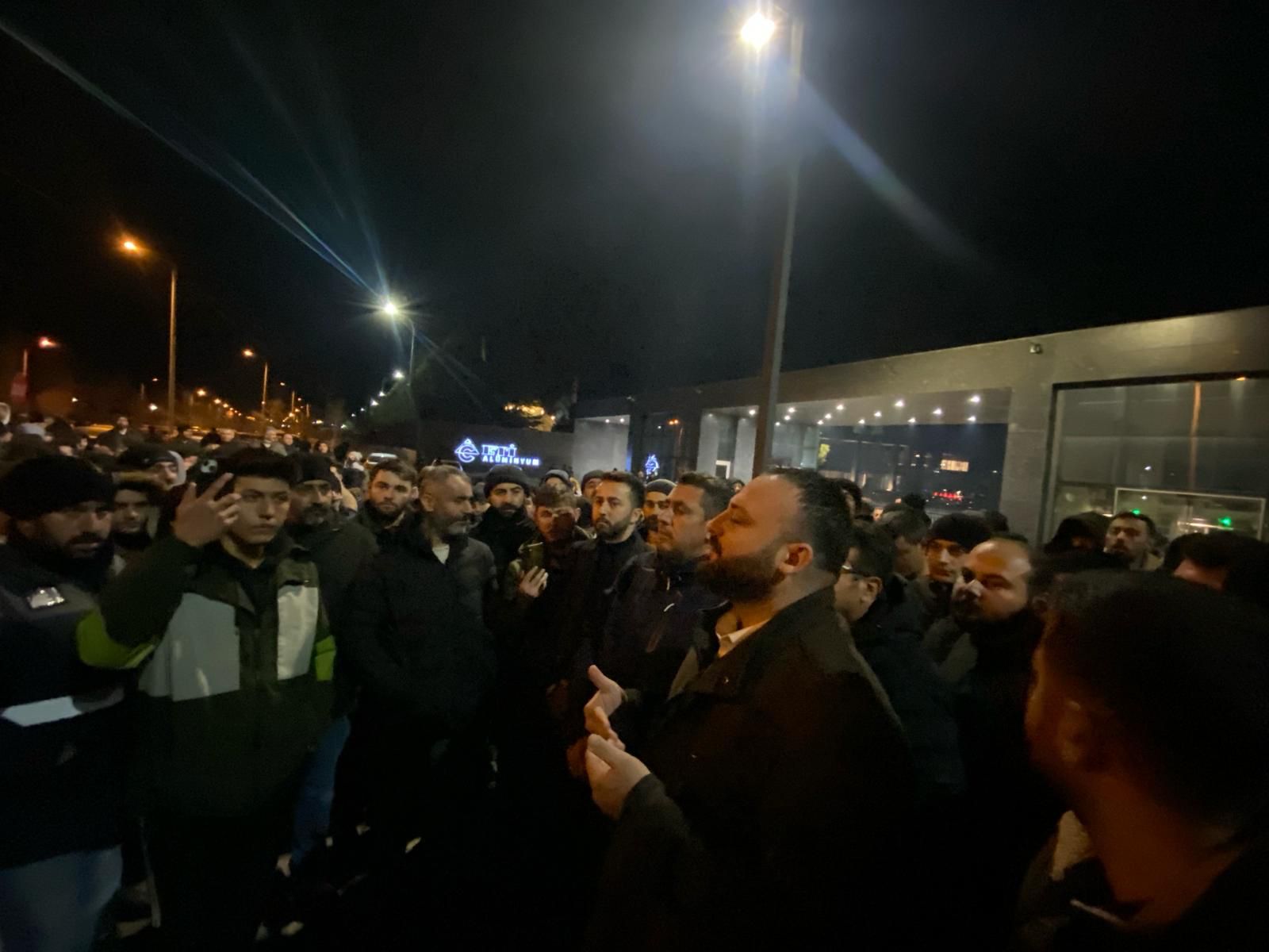 BAŞKAN ADAYI DEMİREL; EMEKÇİ KARDEŞLERİMİZİN HER ZAMAN YANINDAYIZ