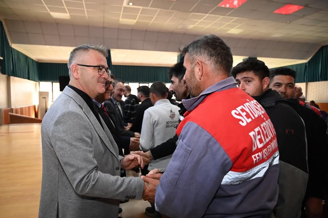 BAŞKAN USTAOĞLU ÇALIŞMA ARKADAŞLARI İLE BAYRAMLAŞTI