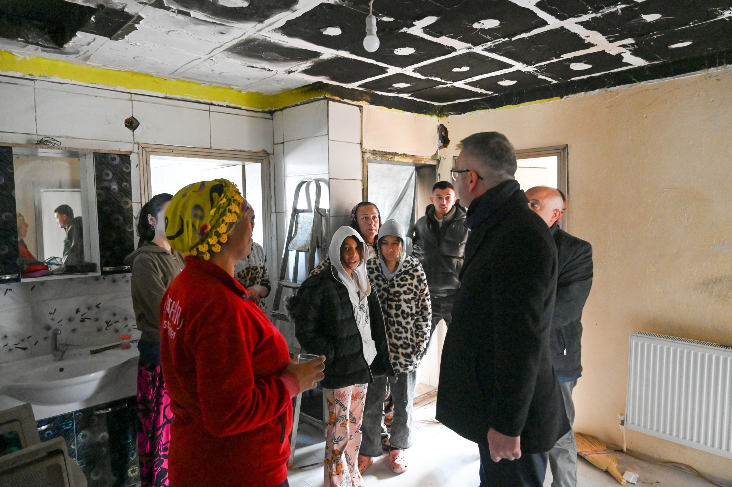 BAŞKAN USTAOĞLU’NDAN EVİ YANAN AİLEYE ZİYARET