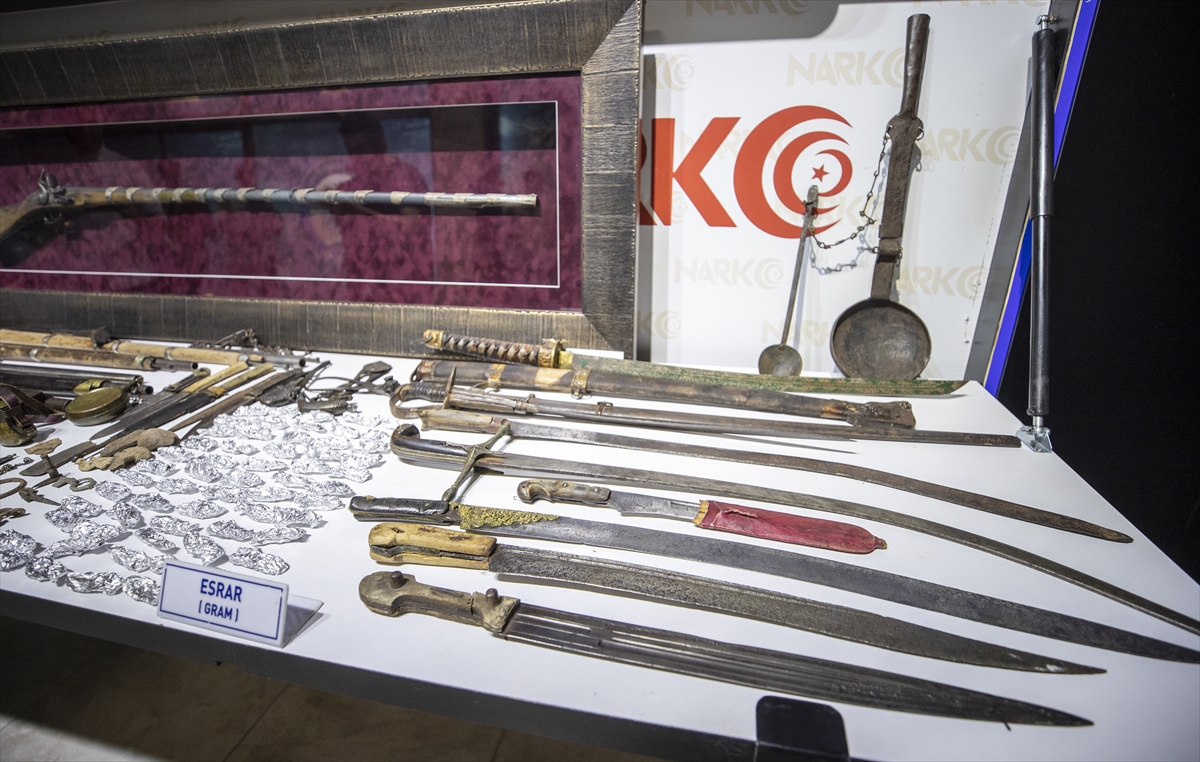 Başkentte uyuşturucu operasyonu düzenlenen evde 110 parça tarihi eser ele geçirildi