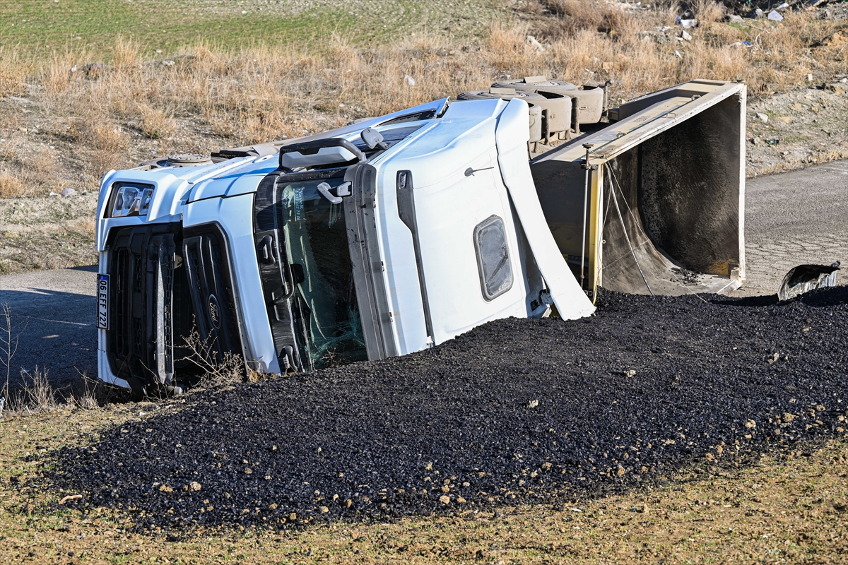 Başkentte zift yüklü kamyonun çarptığı otomobildeki 3 belediye işçisi öldü