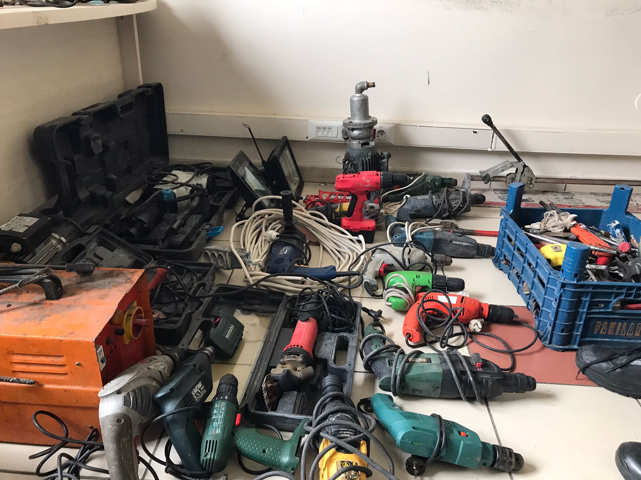 BASKIN YAPILAN DEPODAN ONLARCA ÇALINTI ELEKTRONİK EŞYA ÇIKTI