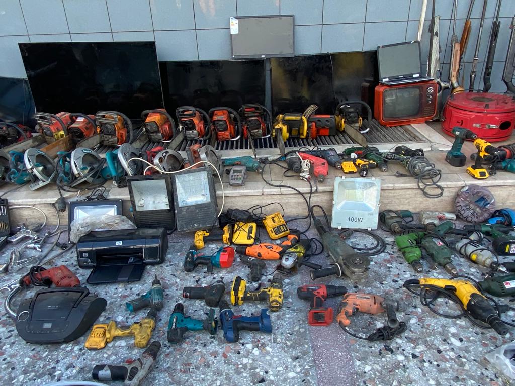 BASKIN YAPILAN DEPODAN ONLARCA ÇALINTI ELEKTRONİK EŞYA ÇIKTI