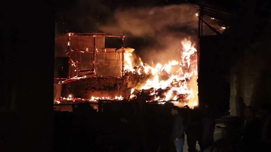 BAYBURT - Bir köyde çıkan yangında 3 ev, 6 ahır, 4 samanlık ve traktör yandı