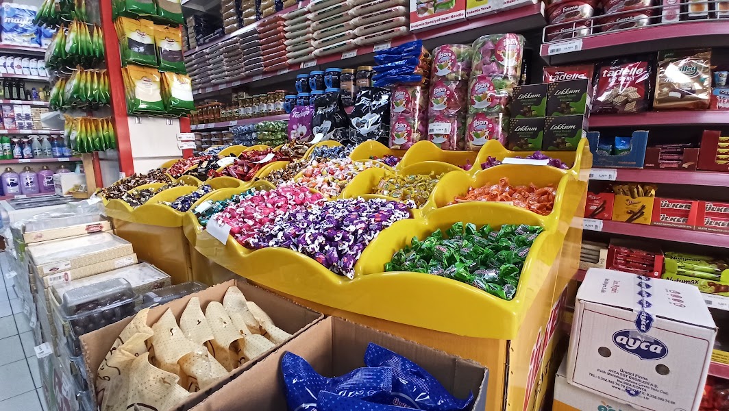 Bayramın vazgeçilmezi bayram şekerleri tezgahları süsledi.