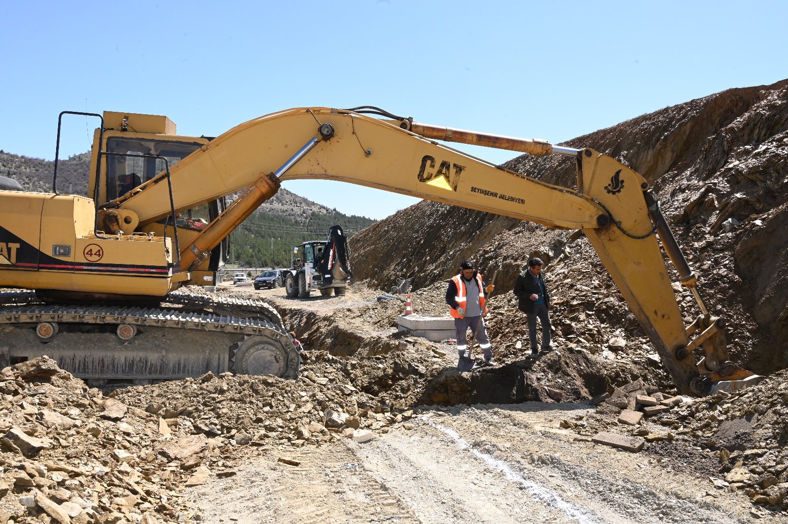 BELEDİYE EKİPLERİ MAHALLELERDE ÇALIŞMALARINA DEVAM EDİYOR