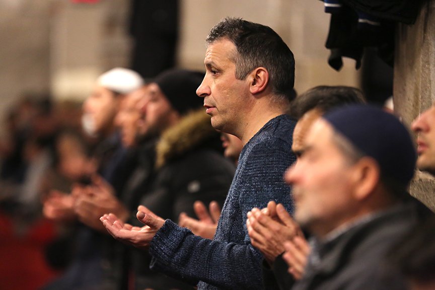 Berat Kandili'nde eller depremzedeler için semaya kalktı