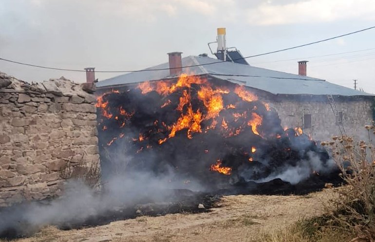 Beyeşehirde1200 saman balyası ve iki römork yandı