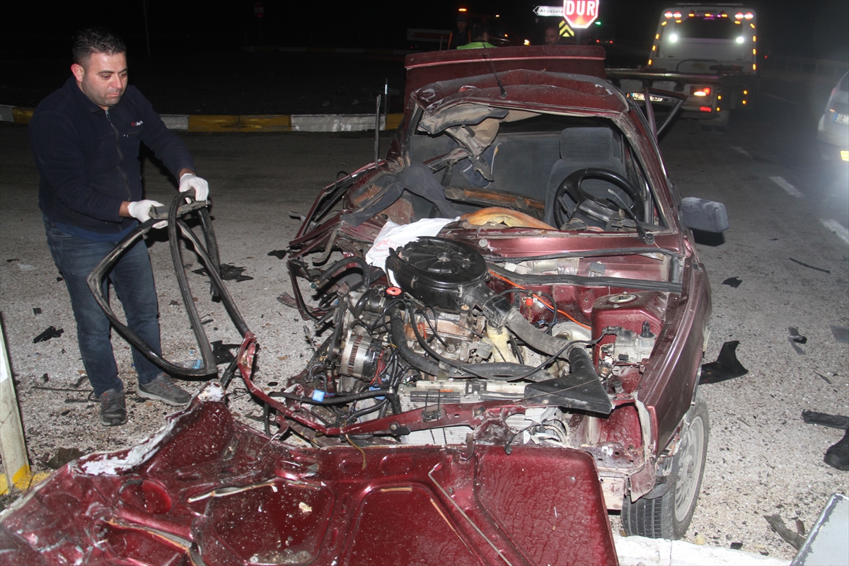 Beyşehir Antalya  yolunda Minibüs ile Otomobil Çarpıştı: 1 Ölü, 7 Yaralı