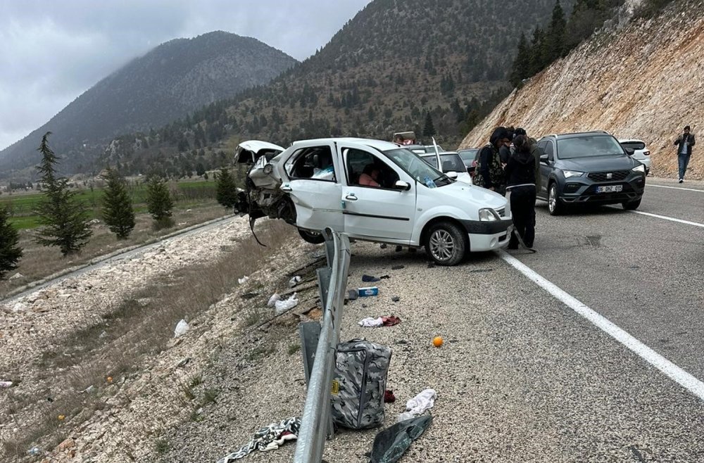 Beyşehir'de 2 ayrı kazada 8 kişi yaralandı