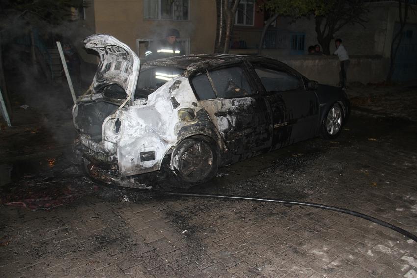 Beyşehir'de araçlar kundaklandı; biri kamyon 4 araç yandı