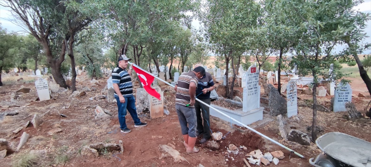 Beyşehir'de bir kişi şehit mezarlarının başına direk yerleştiriyor