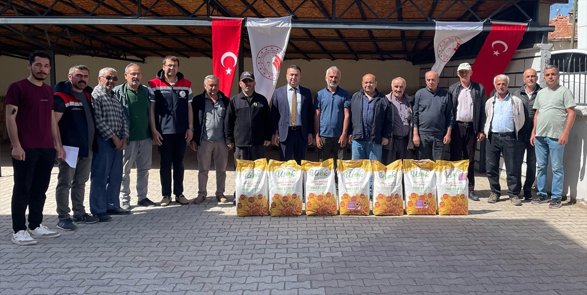 Beyşehir'de çiftçilere yağlık ayçiçeği tohumu dağıtıldı