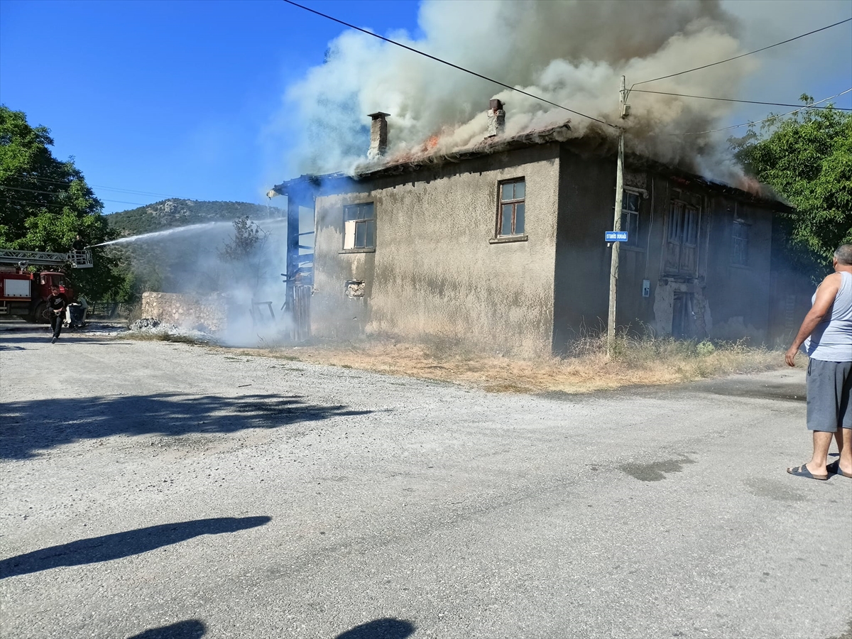 Beyşehir'de çıkan ev yangını söndürüldü