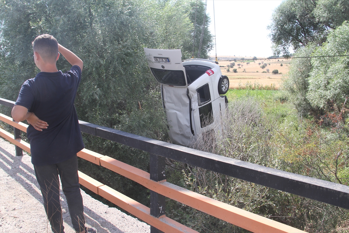 Beyşehir'de  dereye düşen hafif ticari araçtaki 3 kişi yaralandı