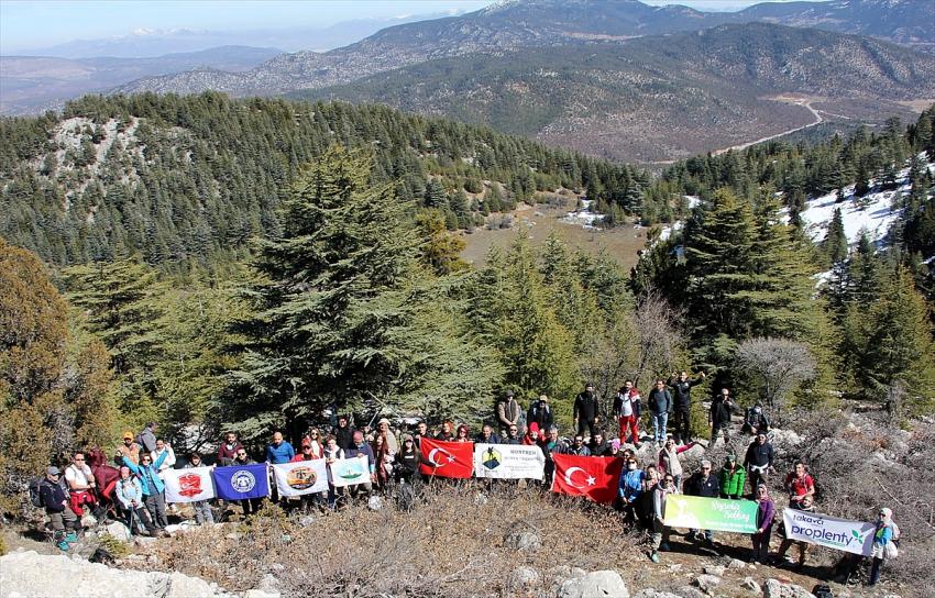 Beyşehir'de doğaseverler kar yürüyüşü şenliğine katıldı