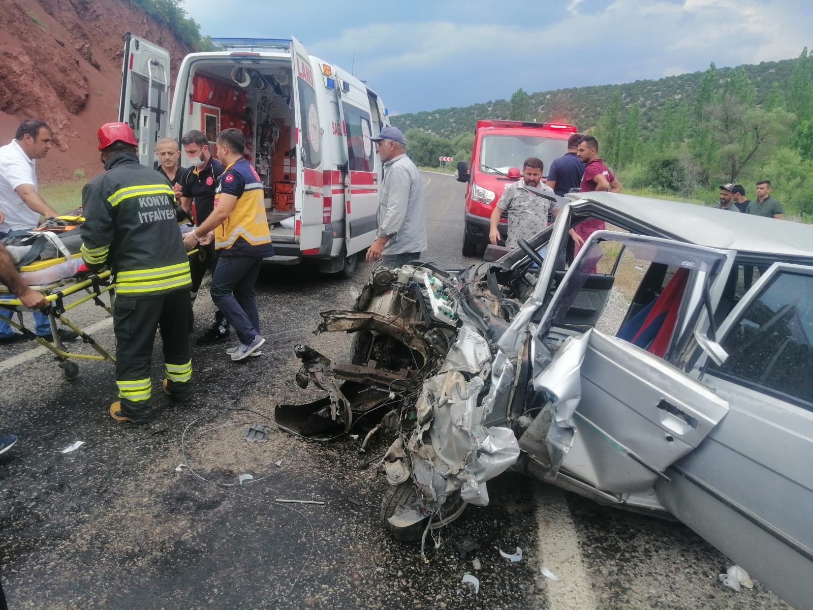 Beyşehir'de feci kaza...  OTOMOBİLLE YOLCU MİNİBÜSÜ ÇARPIŞTI: 1’İ AĞIR 6 YARALI