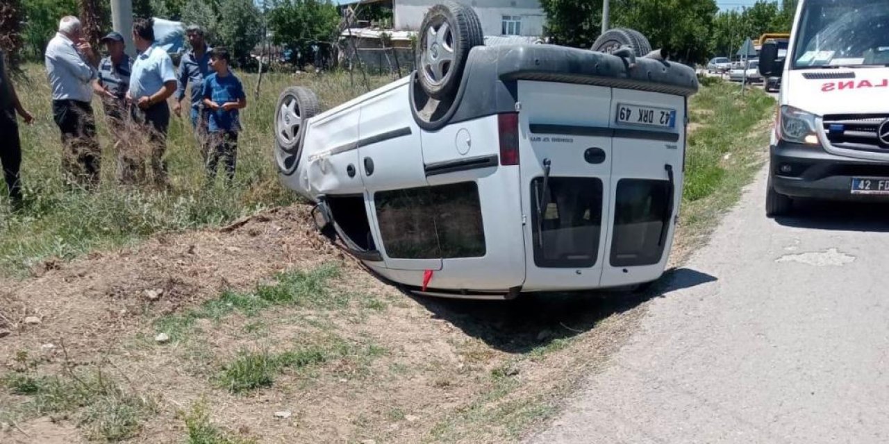Beyşehir'de  hafif ticari araç devrildi: 2 yaralı