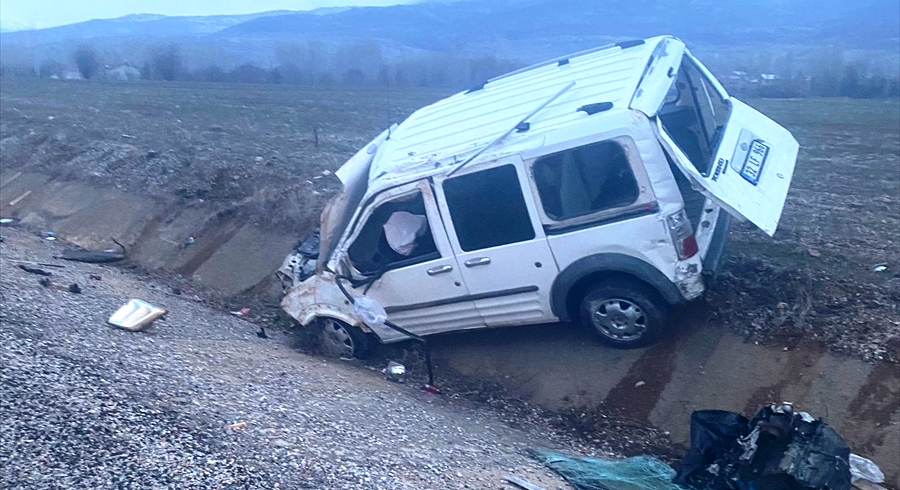Beyşehir'de  hafif ticari aracın devrildiği kazada 2 kişi yaralandı