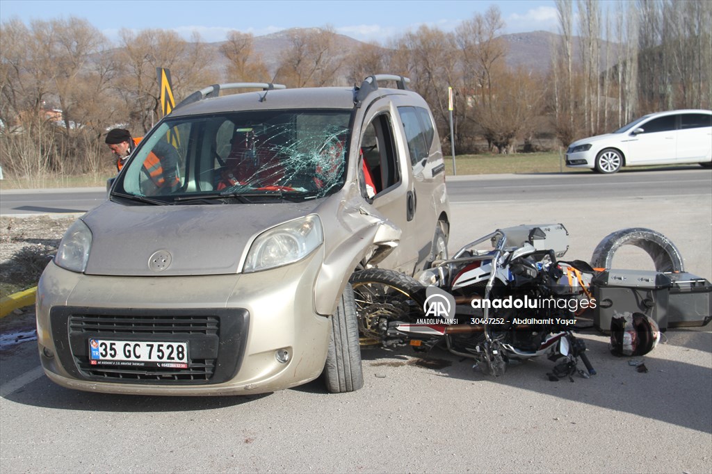 Beyşehir'de hafif ticari araçla çarpışan motosikletin sürücüsü hayatını kaybetti