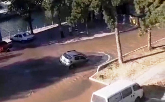 Beyşehir'de içme suyu hattında patlama! Yol göle döndü, açılan çukura otomobil düştü