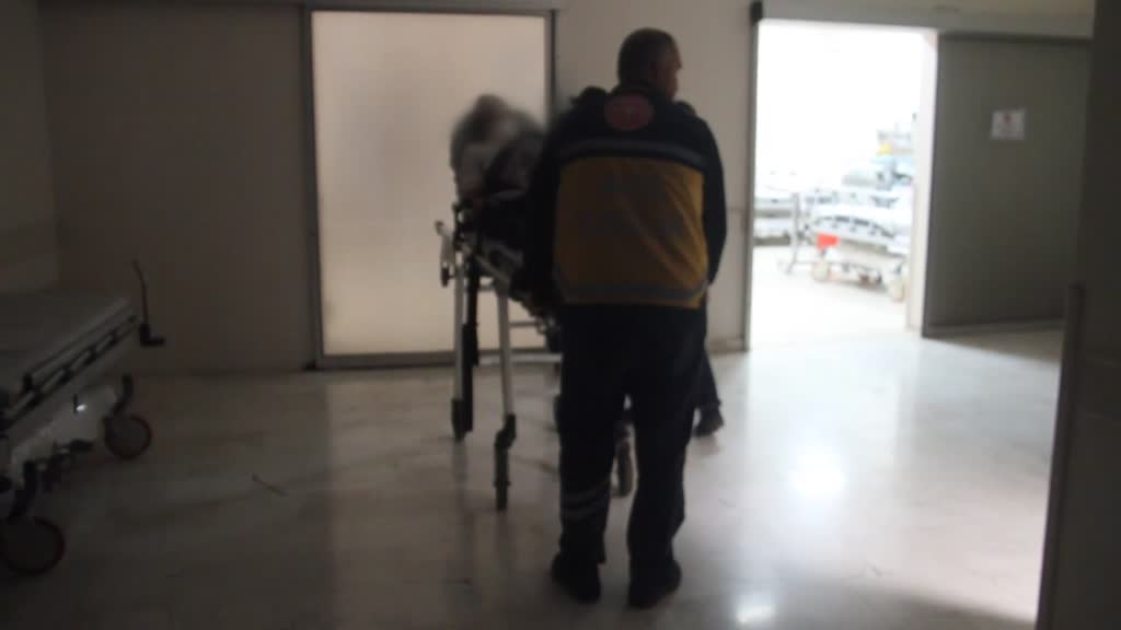 Beyşehir'de iki genç kız arasında çıkan bıçaklı kavgada 1 kişi ağır yaralandı.