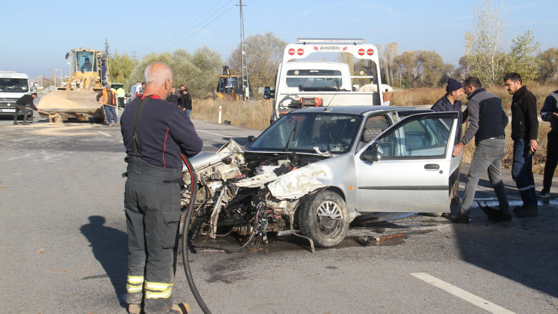 Beyşehir'de iki otomobilin karıştığı kazada 5 kişi yaralandı