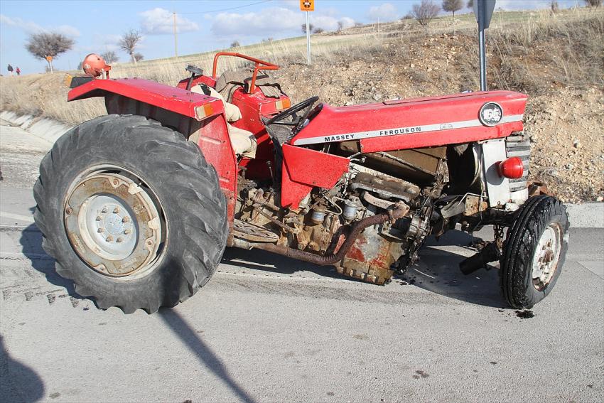 Beyşehir'de kamyon traktörle çarpıştı 2 kişi yaralandı