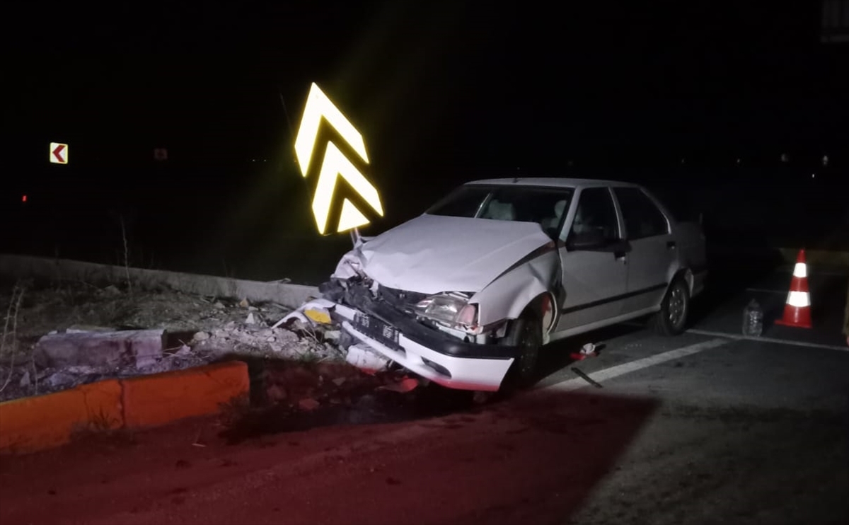 Beyşehir'de  kamyonetle otomobil çarpıştı: 8 yaralı